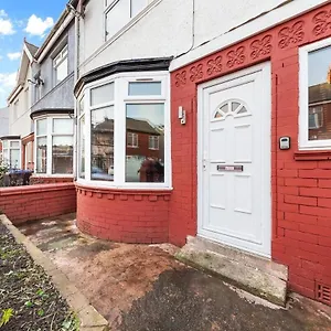 Luxury By The Sea, Beautiful 3 Bedroom House With Fast Wifi, King Bed, Lovely Garden! Blackpool's Finest Getaway Experience For Up To 8 Guests! Blackpool