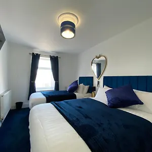 Aquarius - Sea View - Sleeps Seven Blackpool